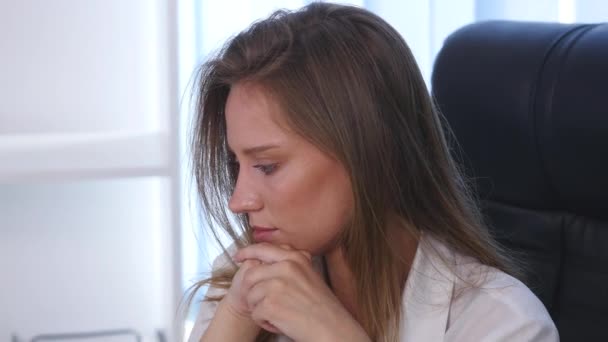 Portrait of Conceived business Woman in office - Záběry, video