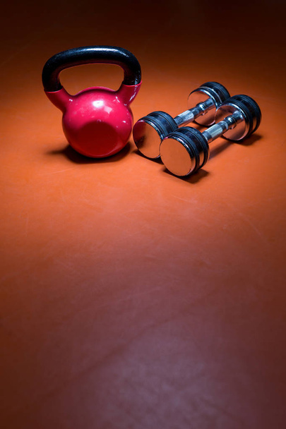 photo of dumbells on gym floor - Foto, afbeelding