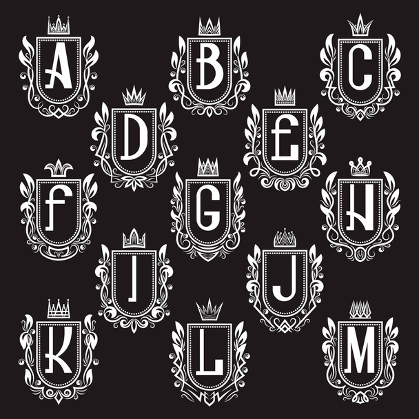Conjunto de brasão real em estilo medieval. Logotipos vintage branco de letras de A a M
. - Vetor, Imagem
