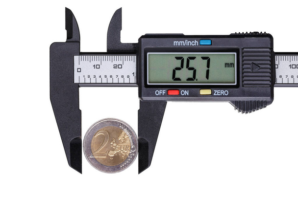 O paquímetro digital com moeda de dois euros. Objetos isolados em
  - Foto, Imagem