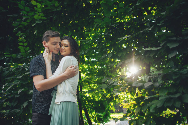 para, przytulanie, pozowanie w parku - Zdjęcie, obraz