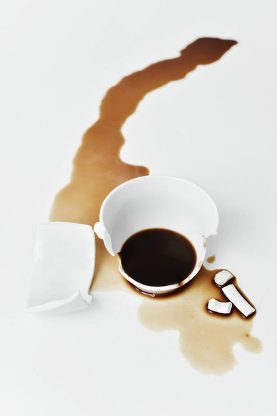 зламана чашка кави
 - Фото, зображення