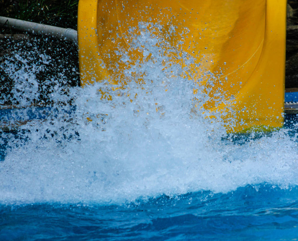 spuiten van druppels water zwembad - Foto, afbeelding