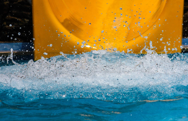 spuiten van druppels water zwembad - Foto, afbeelding