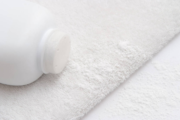talco en polvo sobre un fondo de toalla blanca suave
 - Foto, Imagen