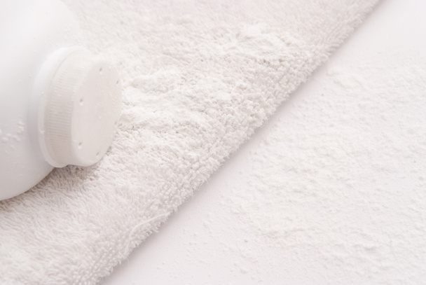 talco in polvere su un morbido sfondo bianco asciugamano
 - Foto, immagini