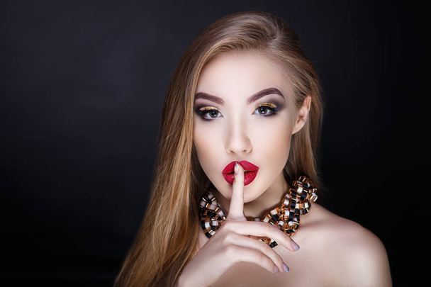 kadın büyük kırmızı dudaklar - Fotoğraf, Görsel