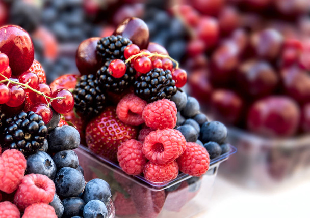 Frutas y bayas frescas  - Foto, imagen
