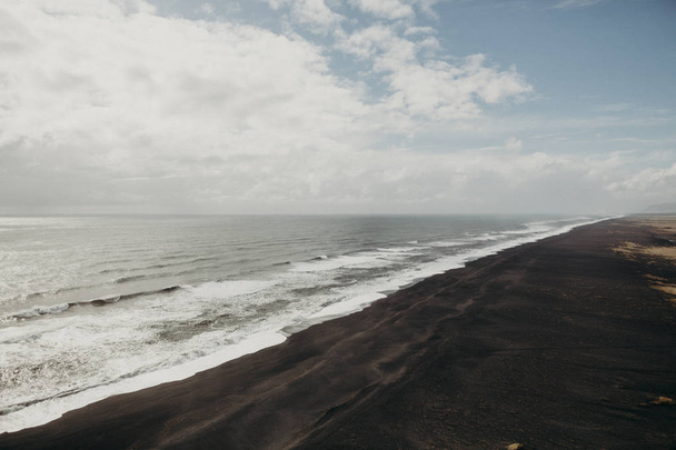 black sand basalt beach near Vik - Foto, afbeelding