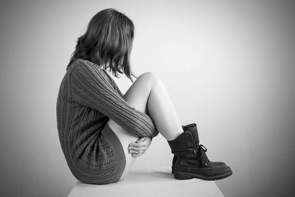 Smutna dziewczyna w sweter - Zdjęcie, obraz
