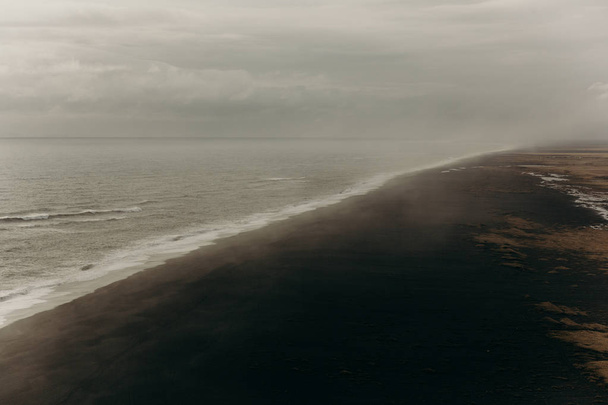 czarnego bazaltu piasek plaża w pobliżu Vik - Zdjęcie, obraz