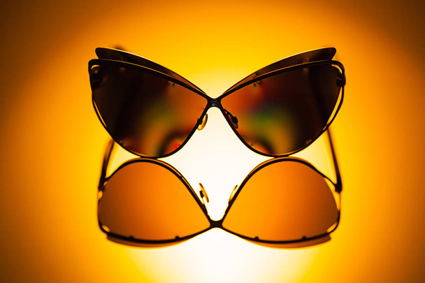 Óculos de sol espelhados polarizados elegantes à luz solar
. - Foto, Imagem