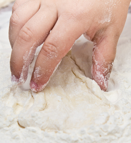 child's hands to mold the dough - Fotoğraf, Görsel