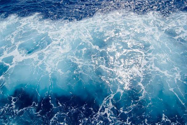 Schaum-Oberfläche-des-Meerwassers-Schuss-auf-das-offene-Meer-direkt aus-ab - Foto, Bild