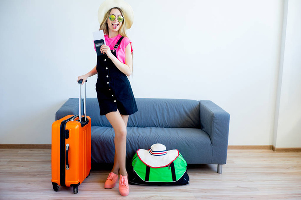 Happy girl is going on vacation - Foto, imagen