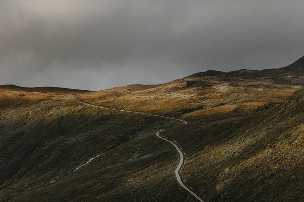 curvy road between mountains - Zdjęcie, obraz