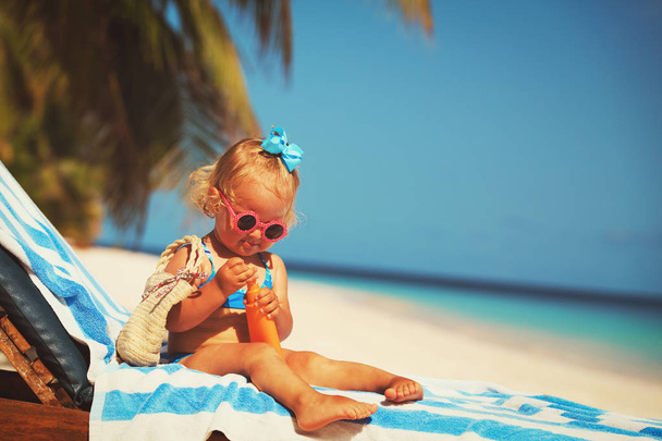 proteção solar - menina com creme protetor solar na praia
 - Foto, Imagem