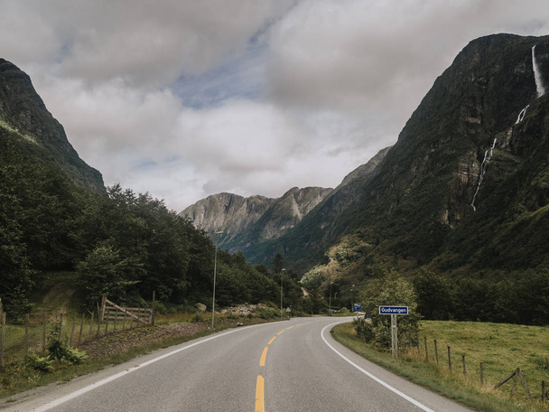 curvy road between mountains - Foto, Bild