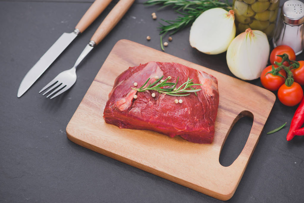 Raw beef on cutting board - 写真・画像
