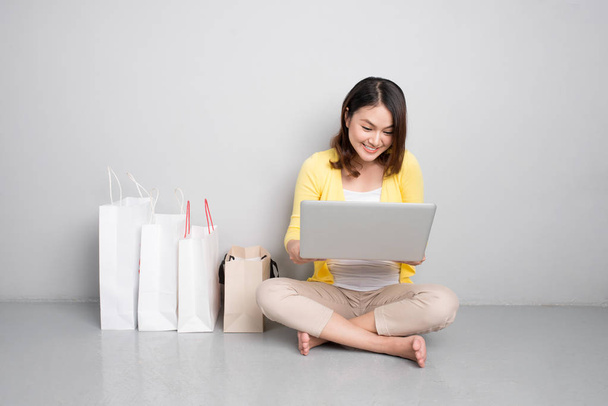 Mujer asiática de compras en línea
 - Foto, Imagen