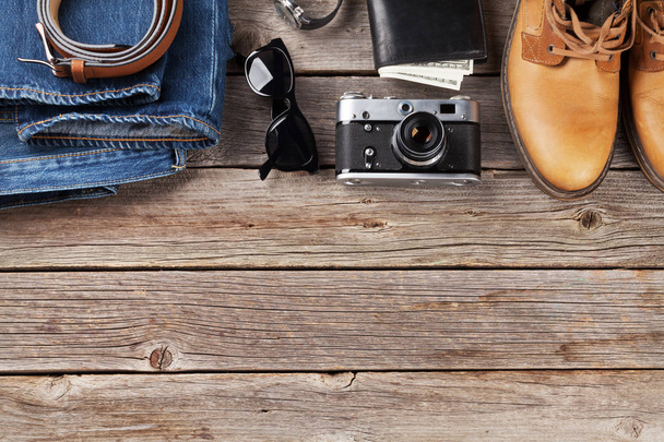 Jeans, zapatos, gafas, cámara
 - Foto, Imagen