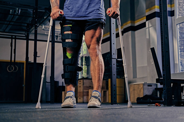 Vahingoittunut kehonrakentajan jalka siteessä
  - Valokuva, kuva