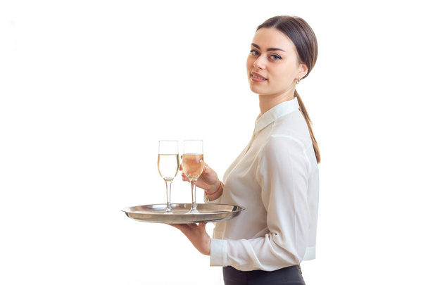 piękny młoda kelnerka z trey w ręce w jednolite patrząc na kamery - Zdjęcie, obraz
