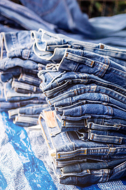 un sacco di tessuto jeans blu denim è la classica moda indaco
 - Foto, immagini