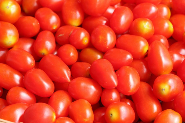 Tomates rojos frescos ecológicos en el mercado
 - Foto, Imagen