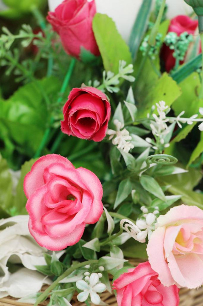 Belle rose vintage di varietà di fiori artificiali
 - Foto, immagini