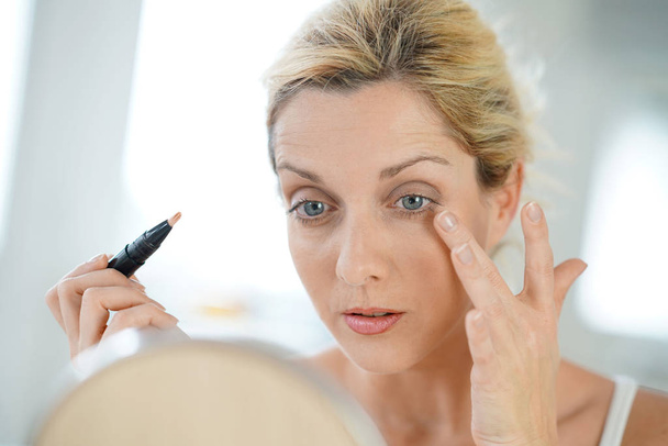 woman putting eye concealer - Fotografie, Obrázek