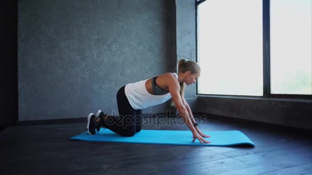 Молода фітнес-леді робить розтягування ніг. Сцена в спортзалі. Жінка в спортивному одязі
 - Кадри, відео