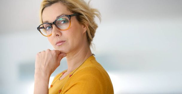middle-aged woman wearing eyeglasses - Φωτογραφία, εικόνα