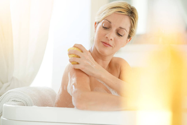 woman  using bath sponge - Foto, imagen