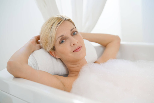  woman relaxing in bathtub - Фото, зображення