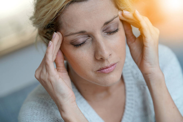 blonde femme ayant une migraine
 - Photo, image