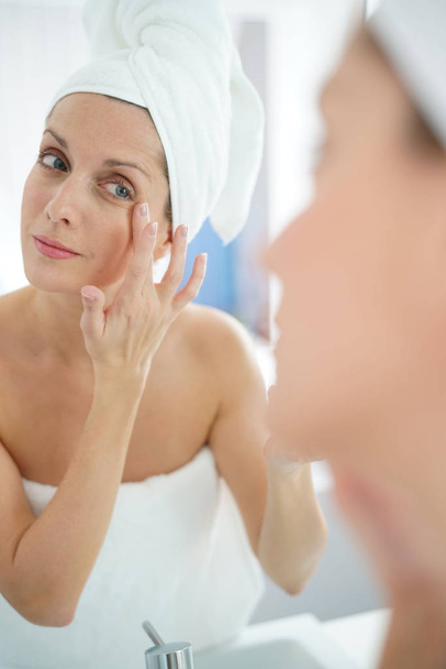  woman  applying moisturizing cream - Фото, зображення