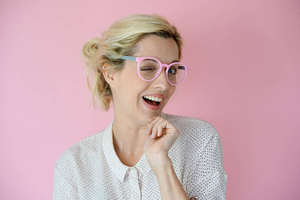 vrouw met roze bril poseren - Foto, afbeelding