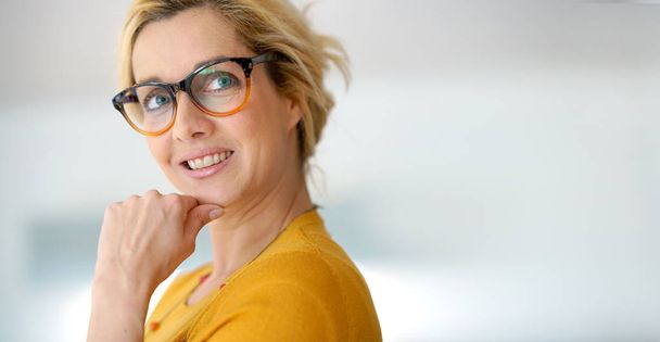 middle-aged woman wearing eyeglasses - Φωτογραφία, εικόνα