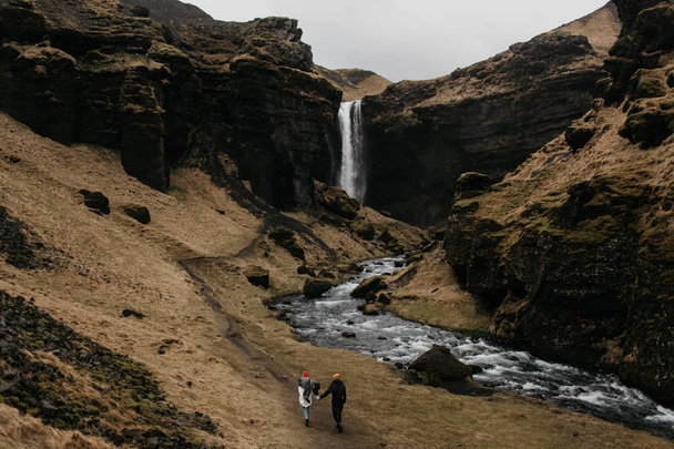 married couple walking on pathway in mountains - Zdjęcie, obraz