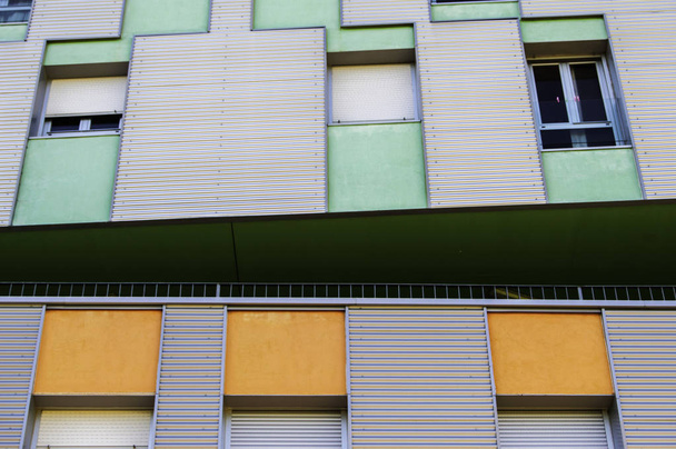 Fassade mit farbigen Fenstern - Foto, Bild