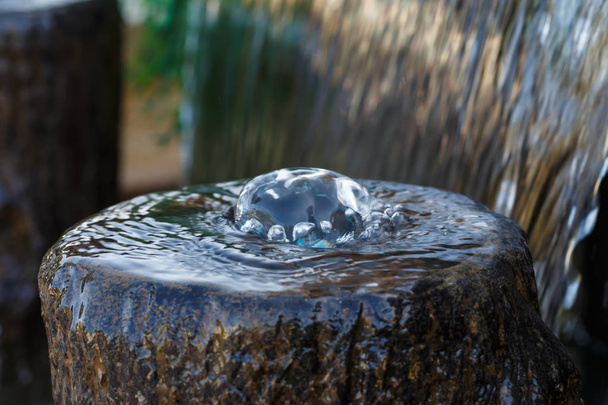 Wasser verschüttet Steinbrunnen - Foto, Bild