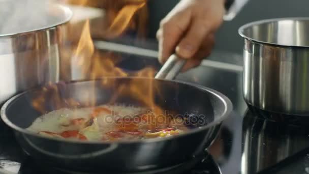 Κοντινό πλάνο ενός σεφ που προετοιμάζει το Flambe Style Dish σε Pan. Ανάφλεξη πετρελαίου και αλκοόλης με ανοικτές φλόγες. - Πλάνα, βίντεο