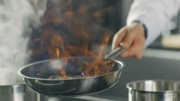 Приготування шеф-кухарів у стилі фламбе Dish on a Pan. Олія й алкоголь Ігнати з відкритим полум "ям. - Кадри, відео