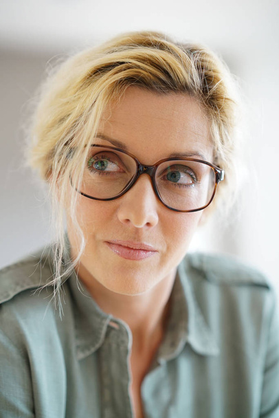  blond woman with eyeglasses - Foto, Imagen