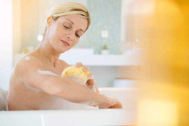 woman using bath sponge - Foto, imagen