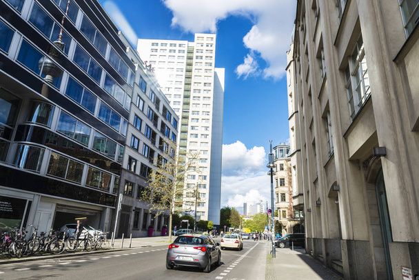 Οδός με σύγχρονη μπλοκ του διαμερίσματα και γραφεία στο Βερολίνο, γερμανική - Φωτογραφία, εικόνα