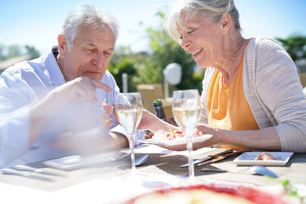 Couple de personnes âgées appréciant les repas
  - Photo, image
