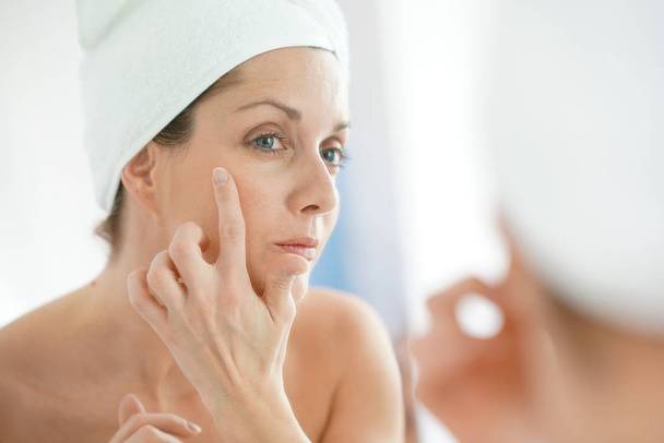  woman  applying moisturizing cream - Фото, зображення
