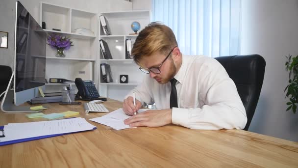 Businessman signing documents on office table - Кадры, видео